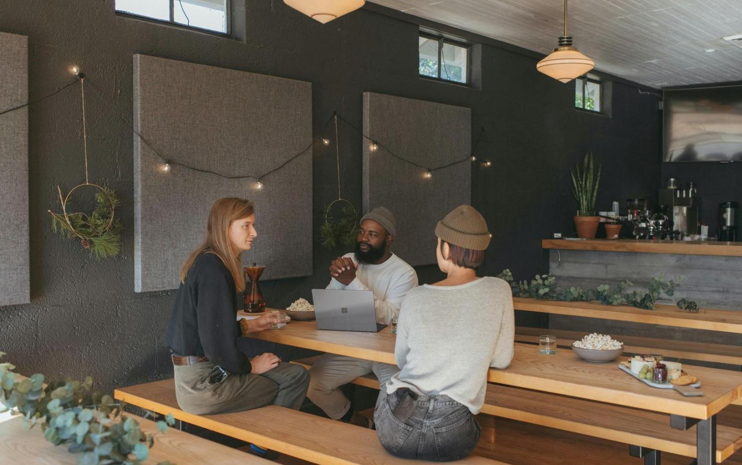 Équipe travaillant sur des calendriers financiers