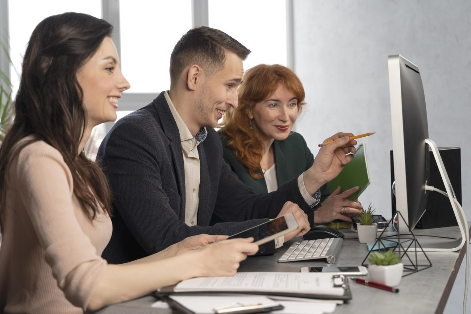 Planification financière organisée avec calendrier et documents